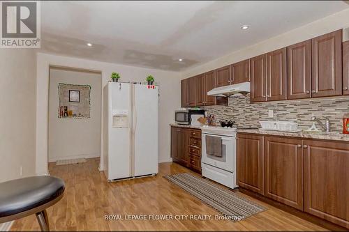 14 Hallen Road, Brampton (Fletcher'S West), ON - Indoor Photo Showing Kitchen