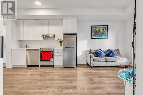 406 - 120 Canon Jackson Drive E, Toronto (Beechborough-Greenbrook), ON - Indoor Photo Showing Kitchen With Stainless Steel Kitchen