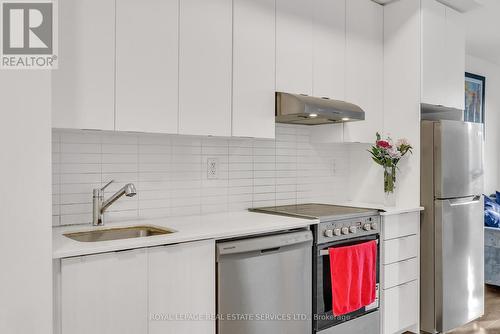 406 - 120 Canon Jackson Drive E, Toronto (Beechborough-Greenbrook), ON - Indoor Photo Showing Kitchen With Upgraded Kitchen