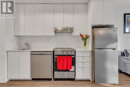 406 - 120 Canon Jackson Drive E, Toronto (Beechborough-Greenbrook), ON - Indoor Photo Showing Kitchen