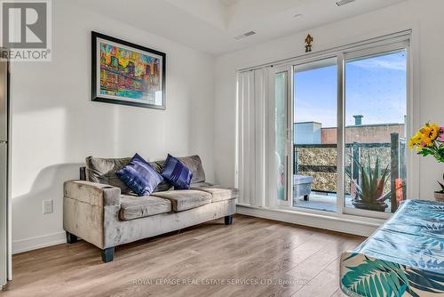 406 - 120 Canon Jackson Drive E, Toronto (Beechborough-Greenbrook), ON - Indoor Photo Showing Living Room