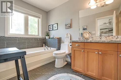 1069 Beach Boulevard, Hamilton (Hamilton Beach), ON - Indoor Photo Showing Bathroom