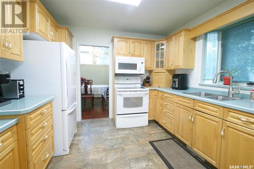 24 Simpson Crescent, Saskatoon, SK - Indoor Photo Showing Kitchen