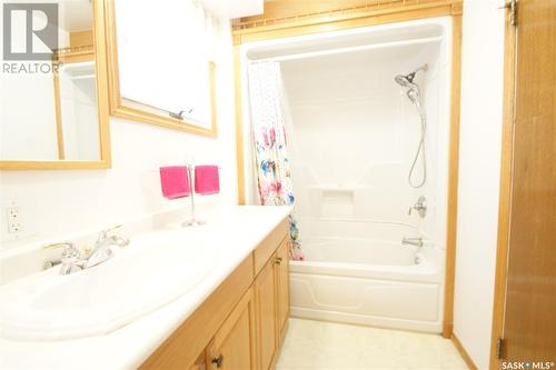 24 Simpson Crescent, Saskatoon, SK - Indoor Photo Showing Bathroom