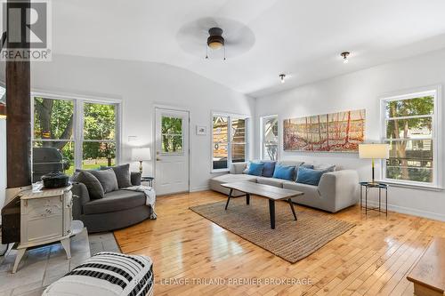 136 Langarth Street E, London, ON - Indoor Photo Showing Living Room