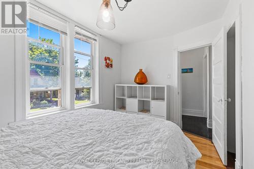 136 Langarth Street E, London, ON - Indoor Photo Showing Bedroom