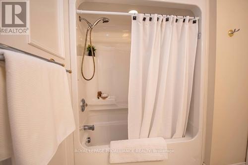 2548 Thornbury Drive, Peterborough (Otonabee), ON - Indoor Photo Showing Bathroom