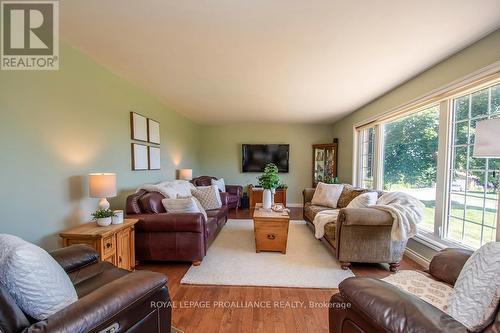 2548 Thornbury Drive, Peterborough (Otonabee), ON - Indoor Photo Showing Living Room