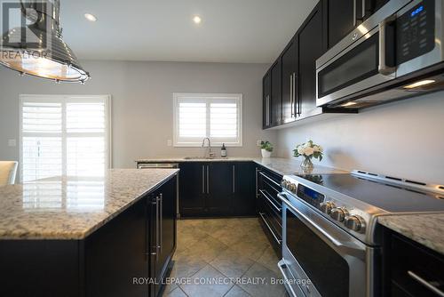 18 Kane Crescent, Aurora, ON - Indoor Photo Showing Kitchen With Upgraded Kitchen