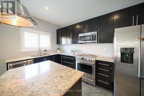 18 Kane Crescent, Aurora, ON - Indoor Photo Showing Kitchen With Double Sink With Upgraded Kitchen