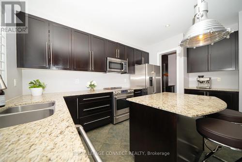 18 Kane Crescent, Aurora, ON - Indoor Photo Showing Kitchen With Double Sink With Upgraded Kitchen