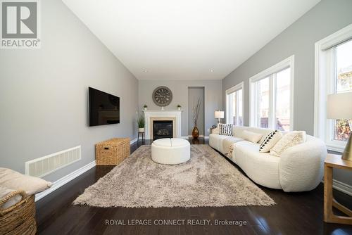 18 Kane Crescent, Aurora (Bayview Northeast), ON - Indoor Photo Showing Living Room With Fireplace