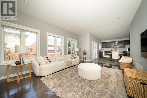 18 Kane Crescent, Aurora, ON - Indoor Photo Showing Living Room