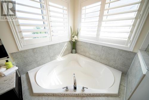 18 Kane Crescent, Aurora, ON - Indoor Photo Showing Bathroom