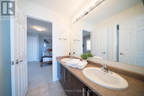 18 Kane Crescent, Aurora, ON - Indoor Photo Showing Bathroom