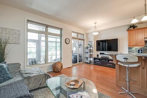 1069 Beach Boulevard, Hamilton, ON - Indoor Photo Showing Living Room