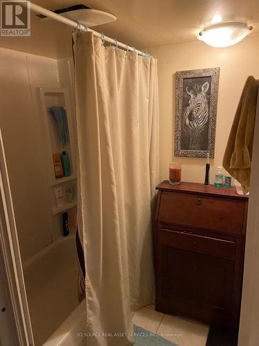 215 London Street S, Hamilton (Eastmount), ON - Indoor Photo Showing Bathroom