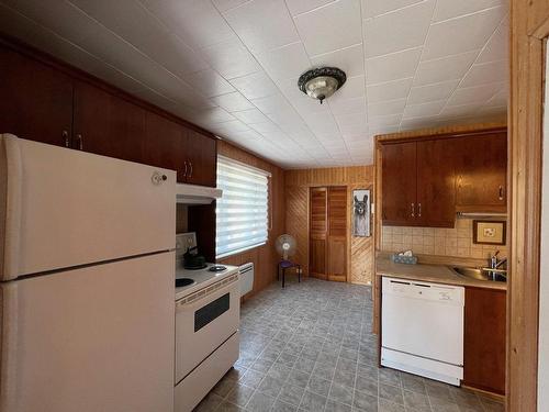 Kitchen - 36 Rue Bourg, Carleton-Sur-Mer, QC - Indoor Photo Showing Kitchen With Double Sink