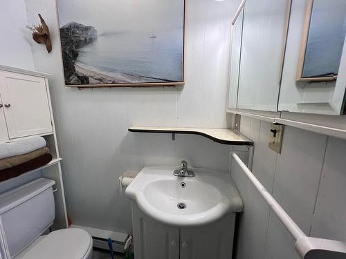 Powder room - 36 Rue Bourg, Carleton-Sur-Mer, QC - Indoor Photo Showing Bathroom