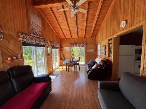 Living room - 36 Rue Bourg, Carleton-Sur-Mer, QC - Indoor Photo Showing Living Room