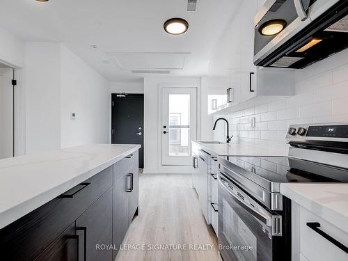 Ph7-3039 Dundas St W, Toronto, ON - Indoor Photo Showing Kitchen With Upgraded Kitchen