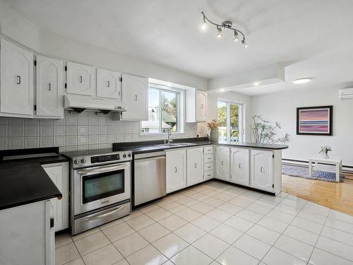 Cuisine - 7855 Rue Nelligan, Brossard, QC - Indoor Photo Showing Kitchen With Double Sink