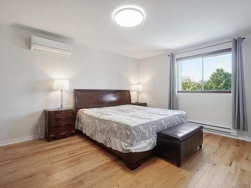 Master bedroom - 7855 Rue Nelligan, Brossard, QC - Indoor Photo Showing Bedroom