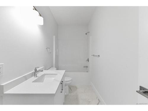 2204 Dodds Rd, Nanaimo, BC - Indoor Photo Showing Bathroom