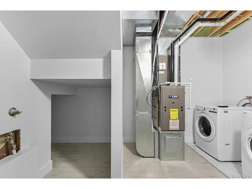 2204 Dodds Rd, Nanaimo, BC - Indoor Photo Showing Laundry Room