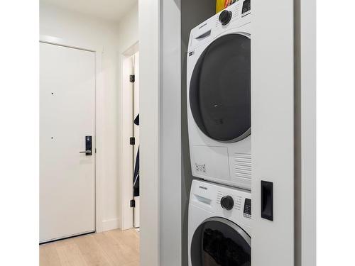 202-1301 Hillside Ave, Victoria, BC - Indoor Photo Showing Laundry Room