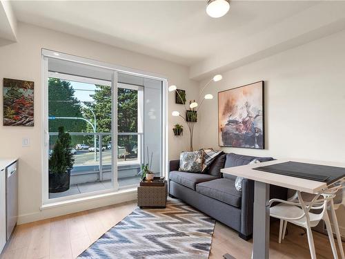 202-1301 Hillside Ave, Victoria, BC - Indoor Photo Showing Living Room