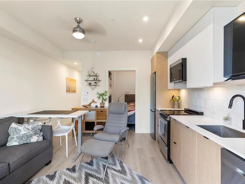 202-1301 Hillside Ave, Victoria, BC - Indoor Photo Showing Kitchen With Upgraded Kitchen