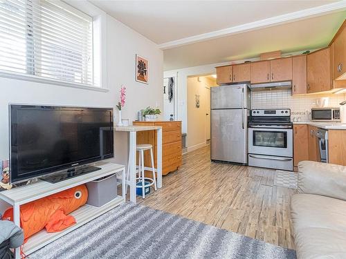 1-1731 Albert Ave, Victoria, BC - Indoor Photo Showing Kitchen