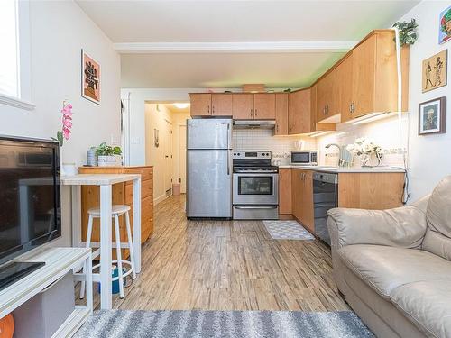 1-1731 Albert Ave, Victoria, BC - Indoor Photo Showing Kitchen