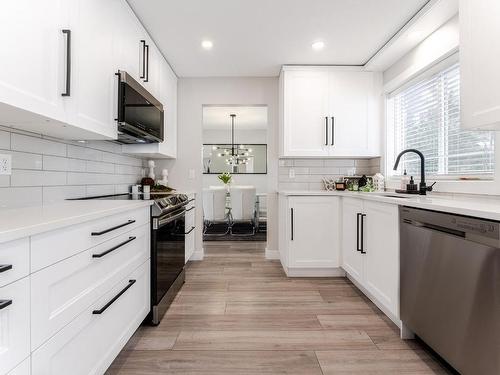 28-2022 Pacific Way, Kamloops, BC - Indoor Photo Showing Kitchen With Upgraded Kitchen