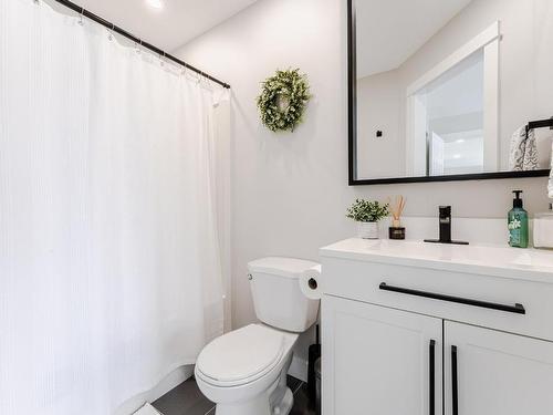 28-2022 Pacific Way, Kamloops, BC - Indoor Photo Showing Bathroom