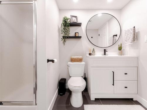 28-2022 Pacific Way, Kamloops, BC - Indoor Photo Showing Bathroom