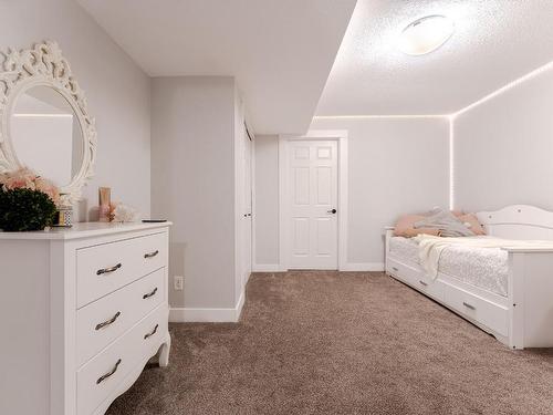 28-2022 Pacific Way, Kamloops, BC - Indoor Photo Showing Bedroom