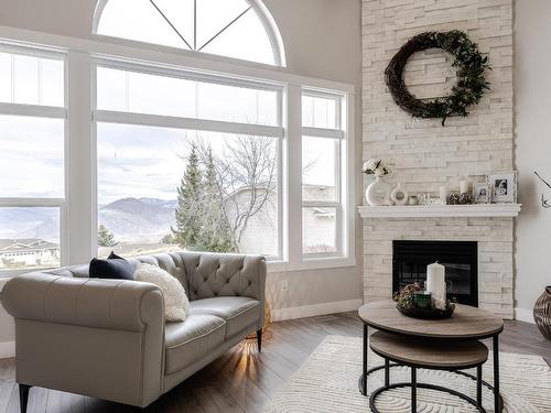 28-2022 Pacific Way, Kamloops, BC - Indoor Photo Showing Living Room With Fireplace