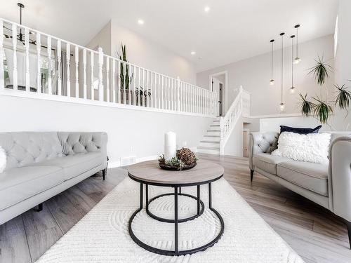 28-2022 Pacific Way, Kamloops, BC - Indoor Photo Showing Living Room