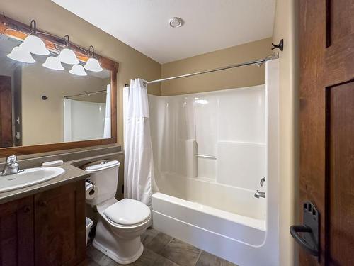 46-5035 Valley Drive, Kamloops, BC - Indoor Photo Showing Bathroom