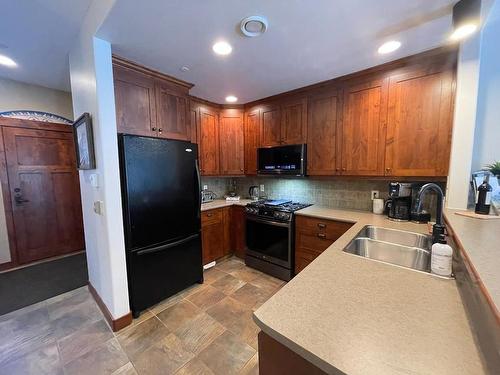 46-5035 Valley Drive, Kamloops, BC - Indoor Photo Showing Kitchen With Double Sink