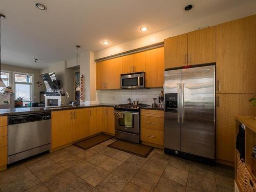 81-130 Colebrook Rd, Kamloops, BC - Indoor Photo Showing Kitchen