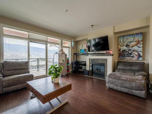 81-130 Colebrook Rd, Kamloops, BC - Indoor Photo Showing Living Room With Fireplace