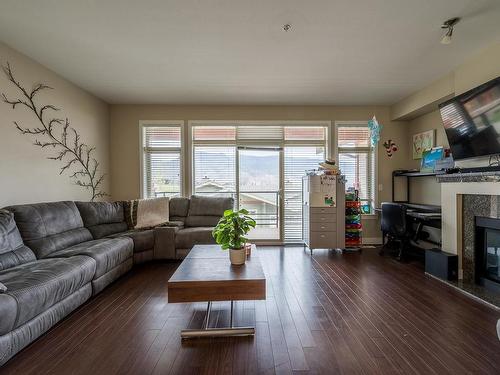 81-130 Colebrook Rd, Kamloops, BC - Indoor Photo Showing Living Room With Fireplace