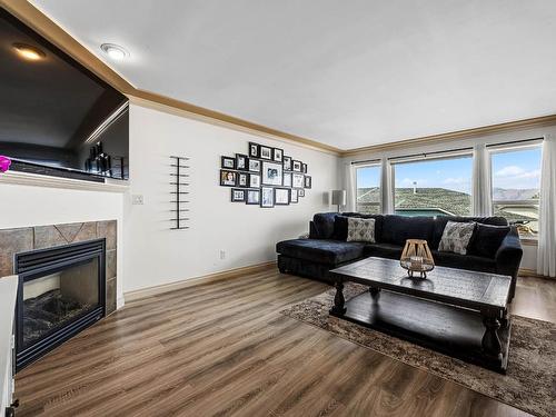 23-2210 Qu'Appelle Blvd, Kamloops, BC - Indoor Photo Showing Living Room With Fireplace