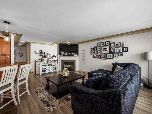 23-2210 Qu'Appelle Blvd, Kamloops, BC - Indoor Photo Showing Living Room With Fireplace