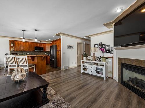 23-2210 Qu'Appelle Blvd, Kamloops, BC - Indoor Photo Showing Living Room With Fireplace