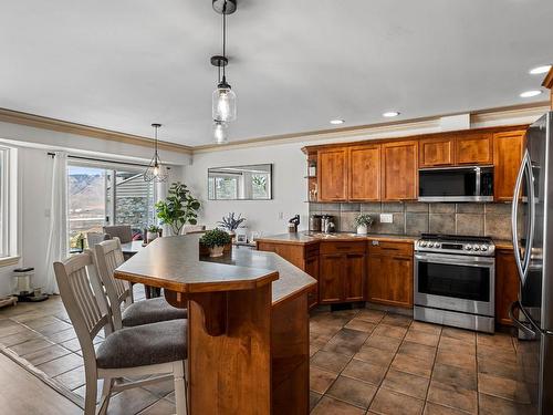 23-2210 Qu'Appelle Blvd, Kamloops, BC - Indoor Photo Showing Kitchen