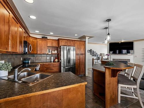 23-2210 Qu'Appelle Blvd, Kamloops, BC - Indoor Photo Showing Kitchen With Double Sink